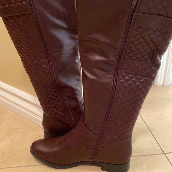 *NEW AND NEVER WORN* Brown Boots - Picture 2 of 4